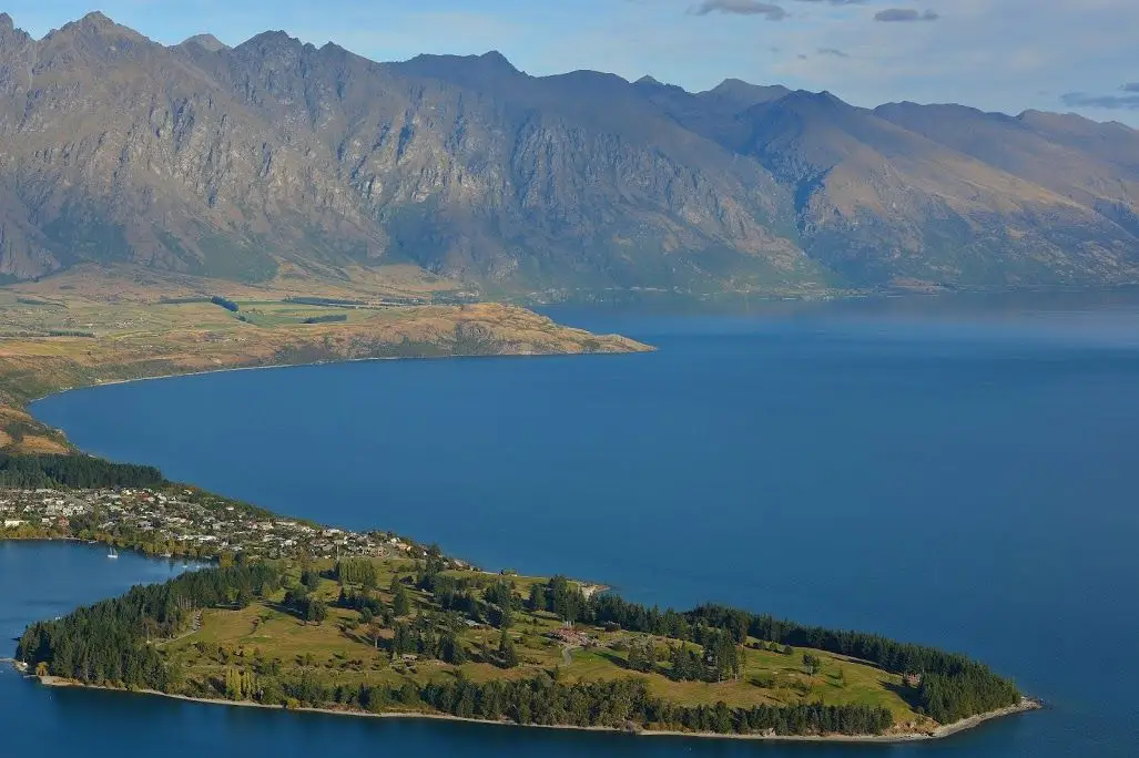 Lake Wakatipu coastline